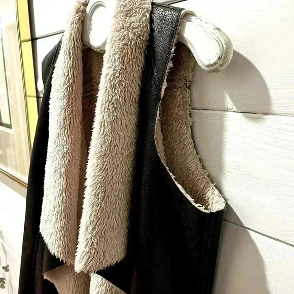 RD STYLE sleeveless faux fur faux leather jacket. size M/L ⚠️ - Picture 7 of 8